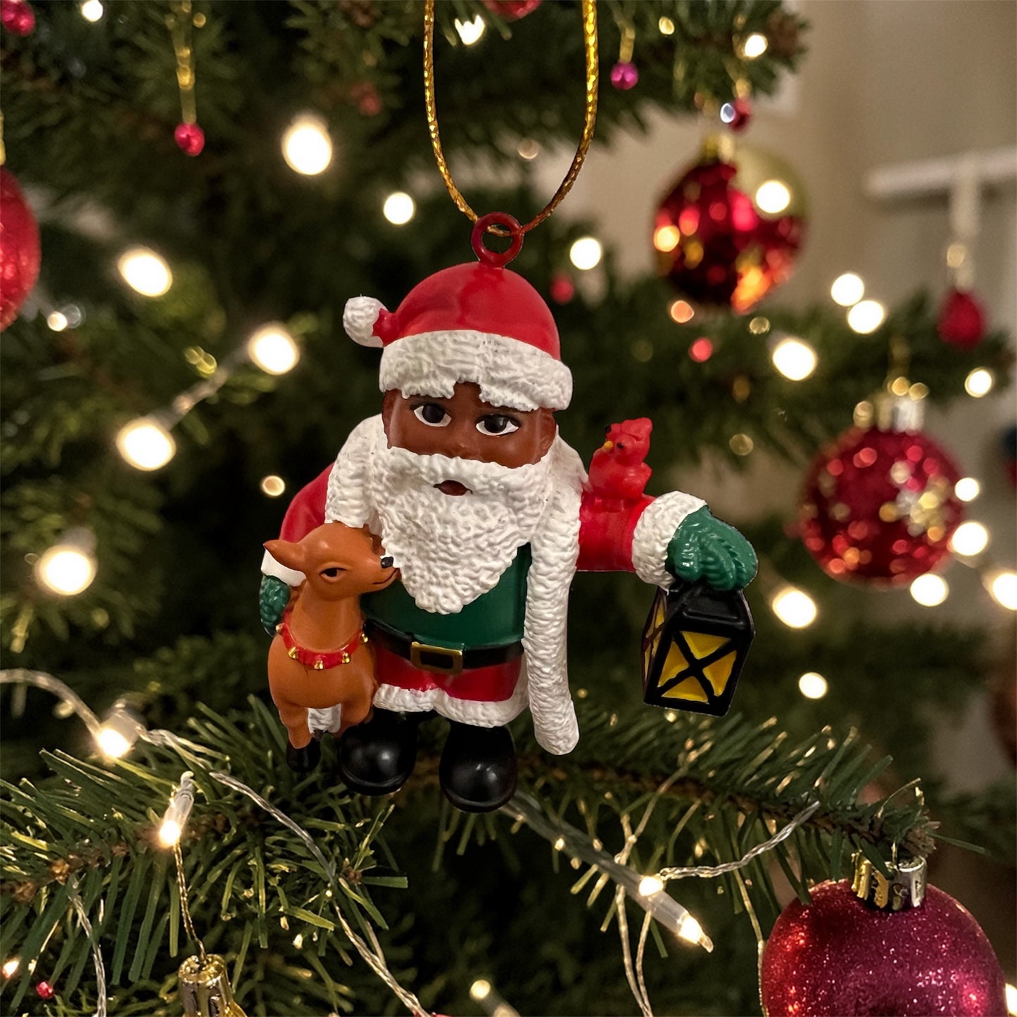 Svart jultomte med ren och lykta – Inkluderande juldekoration